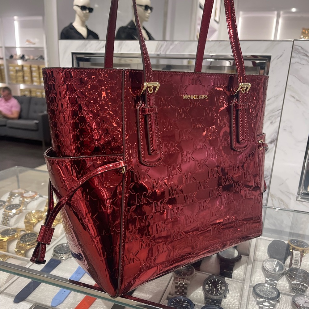 MICHAEL KORS Voyager Lg Metallic Logo Debossed EW Shoulder Tote Bag
Cherry
NWT - Picture 4 of 16